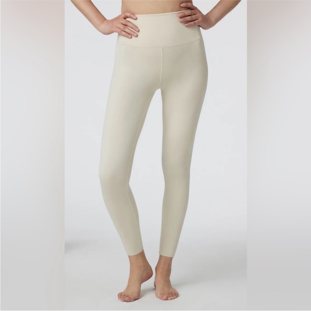 Vuori High-Waisted Leggings in Light Cream